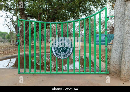 Entrée principale à Tala Gate avec Bandhavgarh Tiger Réserver logo dans le parc national, de la district Umaria Indien central état du Madhya Pradesh Banque D'Images