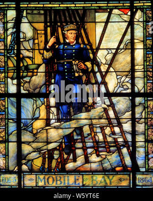 Années 1860, l'AMIRAL DAVID FARRAGUT À 1864 BATAILLE DE LA BAIE DE MOBILE VITRAIL DE CHAPELLE AU US NAVAL ACADEMY ANNAPOLIS MD USA - km5760 ERV001 HARS, officier de l'ARMÉE DE HOMMES AVENTURE GUERRES STRATÉGIE FORCE NAVAL LEADERSHIP ACADEMY MD DAVID NOTRE FIERTÉ DE L'UNIFORME DANS LES MARINES DES FORCES 1860 CONCEPTUEL AVANT ANNAPOLIS LE CONTRE-AMIRAL FARRAGUT USN DAMN LES TORPILLES HERO VITRAUX 1864 ADMIRAL AMERICAN CIVIL WAR BATTLES Origine ethnique Caucasienne CHAPELLE ANCIENNE CONFLITS GUERRE CIVILE Banque D'Images