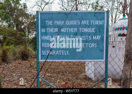 Inscrivez-vous sur Hindi interprètes à l'entrée de Bandhavgarh National Park dans le district Umaria de l'état indien de Madhya Pradesh Banque D'Images