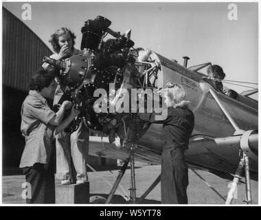 Les femmes qui travaillent sur un plan dans l'Army Air Corps Banque D'Images