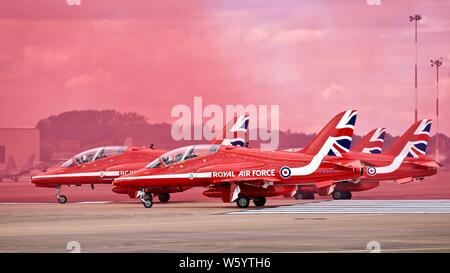 Les flèches rouges HawkT1 nombre de jets de la préparation de l'exécution au Royal International Air Tattoo 2019 étant traitées dans la fumée rouge Banque D'Images