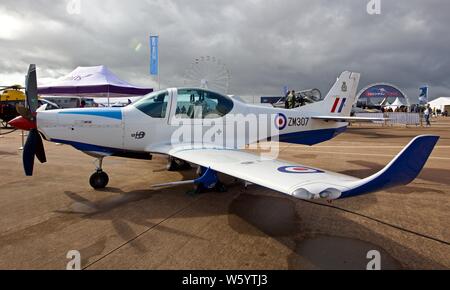 Royal Air Force Grob G 120TP 'ZM307' en exposition statique au Royal International Air Tattoo 2019 Banque D'Images