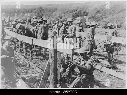 La Première Guerre mondiale photographies ; Portée et contenu : photographies de l'armée. Bataille de Saint Mihiel-American des ingénieurs qui retournent à l'avant ; passe au-dessus du réservoir ; photo de groupe du 129e bataillon de mitrailleurs, 35e Division avant de partir pour le front ; vues de siège de la 89e division à côté du pont détruit ; Compagnie E, 314e ingénieurs, 89e Division, et faire rouler l'enchevêtrement de barbelés. Banque D'Images