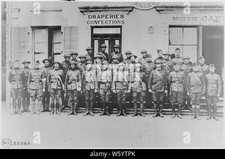 La Première Guerre mondiale photographies ; Portée et contenu : photographies de l'armée. Bataille de Saint Mihiel-American des ingénieurs qui retournent à l'avant ; passe au-dessus du réservoir ; photo de groupe du 129e bataillon de mitrailleurs, 35e Division avant de partir pour le front ; vues de siège de la 89e division à côté du pont détruit ; Compagnie E, 314e ingénieurs, 89e Division, et faire rouler l'enchevêtrement de barbelés. Banque D'Images