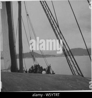 Wrangell, je pense. Premier plan : les gens sur pont avant ; contexte : Wrangell. Banque D'Images