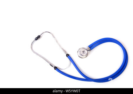 Un cœur avec un stéthoscope médical, isolé sur fond blanc Banque D'Images