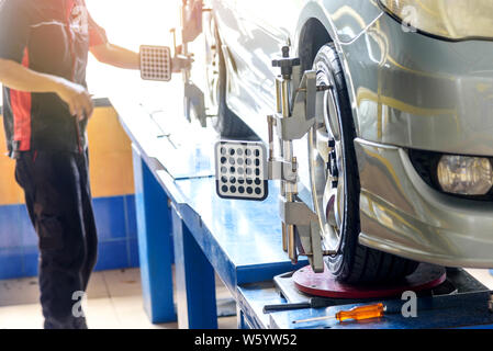 Dans l'alignement des roues de voiture service de garage de pneus Banque D'Images