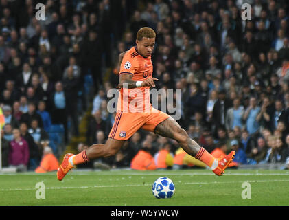 MANCHESTER, ANGLETERRE - 19 septembre 2018 : Memphis Depay de Lyon en photo au cours de l'UEFA Champions League 2018/19 Groupe F match entre la ville de Manchester (Angleterre) et l'Olympique Lyonnais (France) au stade Etihad. Banque D'Images