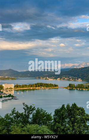 Pörtschach am Wörther See : lac Wörthersee, vue de Pörtschach, Hohe Gloriette à Maria Wörth, mountain en Karawanken , Kärnten, Carinthie, Autriche Banque D'Images