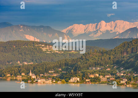 Maria Wörth : lac Wörthersee, vue à partir de la chapelle du château du Hohe à Maria Wörth, mountain en Karawanken , Kärnten, Carinthie, Autriche Banque D'Images