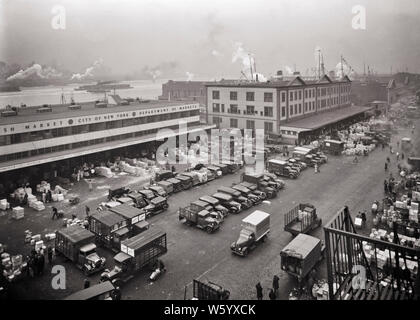 1940 NEW YORK CITY CENTRE-VILLE DE MATIN DANS LE FULTON FISH MARKET LE LONG DE L'EAST RIVER DANS LE TRAFIC D'HIVER DE CAMIONS SUR SOUTH STREET - q40341 CPC001 HARS BÂTIMENTS TRANSPORTS CARGO B&W MATIN AMÉRIQUE DU NORD CENTRE-VILLE GRAND ANGLE ANGLE ÉLEVÉ CAMIONS SERVICE CLIENT LA PROPRIÉTÉ LE LONG DE LA MISE EN RÉSEAU DU TRAVAIL EXTÉRIEUR L'EXCITATION D'EMPLOI IMMOBILIER PROFESSIONS NYC NEW YORK VILLES STRUCTURES CONCEPTUELLES EASTSIDE ÉDIFICE NEW YORK CITY DISTRIBUTION ALIMENTAIRE COOPÉRATION EMPLOYÉ VUE AÉRIENNE NOIR ET BLANC DE LA RIVIÈRE DE L'EST TRAVAILLANT AU NORD-EST DE GROS à l'ANCIENNE Banque D'Images