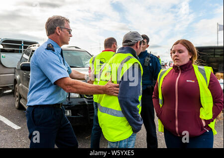 Bandon, West Cork, Irlande. 30 juillet 2019. Les agriculteurs de West Cork en colère continuent aujourd'hui de protester devant les portes d'ABP Foods, la maison d'abattage de Bandon. Les agriculteurs protestent contre les prix médiocres donnés par ABP Foods. Bien que les agriculteurs protestaient pacifiquement, Gardai a été appelé et a procédé à des manifestants maniaques pour permettre aux bovins d'entrer dans l'usine. Crédit : AG News/Alay Live News. Banque D'Images