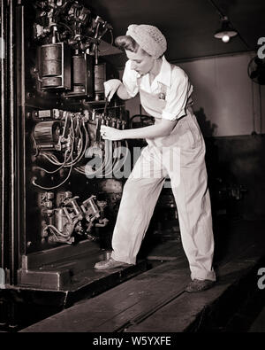 1940 FEMME TRAVAILLANT AU TRAVAIL DE GUERRE MÉCANICIEN CONTRÔLEUR AIMANT D'Ascenseurs DANS UN IMMEUBLE DE BUREAUX NYC NY USA - q43384 CPC001 HARS CHERS PERSONNES NY CONFIANCE B&W OCCUPATION COMPÉTENCES FORCE COMPÉTENCES CONNAISSANCES STYLES COURS GUERRES MONDIALES LA FIERTÉ DU TRAVAIL LA PREMIÈRE GUERRE MONDIALE LA SECONDE GUERRE MONDIALE LA SECONDE GUERRE MONDIALE À UNE AUTORITÉ DANS DES PROFESSIONS EMPLOI NYC ÉLÉGANT DE GUERRE LA SECONDE GUERRE MONDIALE, 2 ascenseurs EMPLOYÉ FASHIONS PRECISION WOMAN PORTRAIT NOIR ET BLANC à l'ANCIENNE OUVRIÈRE DE CONTRÔLEUR DE L'ORIGINE ETHNIQUE Banque D'Images