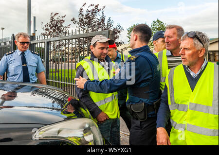 Bandon, West Cork, Irlande. 30 juillet 2019. Les agriculteurs de West Cork en colère continuent aujourd'hui de protester devant les portes d'ABP Foods, la maison d'abattage de Bandon. Les agriculteurs protestent contre les prix médiocres donnés par ABP Foods. Bien que les agriculteurs protestaient pacifiquement, Gardai a été appelé et a procédé à des manifestants maniaques pour permettre aux bovins d'entrer dans l'usine. Crédit : AG News/Alay Live News. Banque D'Images