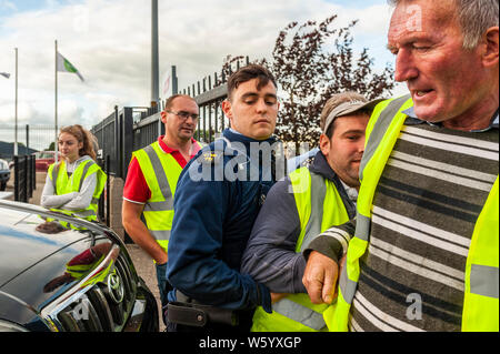 Bandon, West Cork, Irlande. 30 juillet 2019. Les agriculteurs de West Cork en colère continuent aujourd'hui de protester devant les portes d'ABP Foods, la maison d'abattage de Bandon. Les agriculteurs protestent contre les prix médiocres donnés par ABP Foods. Bien que les agriculteurs protestaient pacifiquement, Gardai a été appelé et a procédé à des manifestants maniaques pour permettre aux bovins d'entrer dans l'usine. Crédit : AG News/Alay Live News. Banque D'Images