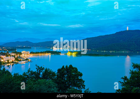 Pörtschach am Wörther See : lac Wörthersee, vue de Pörtschach, Hohe Gloriette à Maria Wörth, tour d'observation Pyramidenkogel, Karawanken montagne Banque D'Images