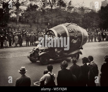 1930 1932 DE LA BIÈRE POUR LA PROSPÉRITÉ DEVISE SUR GRAND BARIL DE BIÈRE À L'ARRIÈRE DU CHARIOT flotter dans l'interdiction ANTI-PARADE AVEC SPECTATEURS NYC USA - q73546 CPC001 HARS MÂLES SPECTATEURS B&W LA LIBERTÉ DE L'AMÉRIQUE DU NORD-AMÉRICAINE OBJECTIFS STRATÉGIE CHOIX TENTATION VICTOIRE DE CATASTROPHE DANS L'EXCITATION DE DÉMONSTRATION SUR L'INTERDICTION DU 18E AMENDEMENT DE LA POLITIQUE DE NEW YORK NEW YORK DE FLOTTEMENT CONCEPTUEL VILLES élégantes de la VILLE DE NEW YORK fût énorme prospérité ABROGATION LOI VOLSTEAD 1932 1933 Photographie noir et blanc à l'ancienne devise des défilés Banque D'Images