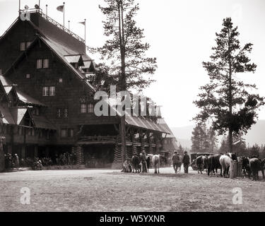 Années 1920 Les chevaux de selle et les gens de l'extérieur de l'Old Faithful Inn 1904 LOG HÔTEL LE PARC NATIONAL de Yellowstone au Wyoming USA - r1419 HAR001 SELLE INSPIRATION HARS États-unis D'AMÉRIQUE ARCHITECTE MÂLES POUR LE TRANSPORT produits B&W WYOMING AMÉRIQUE DU NORD-AMÉRICAINE DE LA LIBERTÉ DU TEMPS LIBRE LE BONHEUR GRAND ANGLE LOISIRS AVENTURE RUSTIQUE DE MAMMIFÈRES ET D'ESCAPADES VOYAGE FORCE LOW ANGLE EXTÉRIEUR COMPOSITE INNOVATION LOISIRS FIERTÉ LES VACANCES 1904 L'ÉCLAIRAGE ÉLECTRIQUE ÉLÉGANT MATÉRIAUX OUEST AMÉRICAIN VACATIONING WY MAMMAL MONUMENT HISTORIQUE NATIONAL PARK SERVICE VACANCES DÉTENTE Banque D'Images