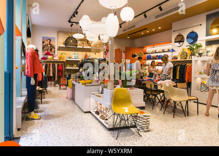 Paris shopping - l'intérieur de Bensimon Home Autour du Monde, le concept store dans la quartier du Marais à Paris, France, Europe. Banque D'Images