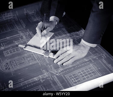 1960 HOMME MAINS SUR LE DESSUS D'UN PLAN FAISANT MENTION SUR UN BLOC-NOTES APRÈS AVOIR FAIT UN CALCUL SUR LA RÈGLE - s11362 HAR001 MÂLES HARS PROFESSION ARCHITECTE LA MESURE B&W DE COMPÉTENCES COMPÉTENCES OBJECTIFS STRUCTURE D'OCCUPATION ÉLEVÉE DU TRAVAIL CARRIÈRES CONCEPTEUR DE L'ANGLE DE LA RÈGLE DE CALCUL DE L'emploi métiers de l'IMAGINATION CONCEPTUELLE LA CRÉATIVITÉ DES EMPLOYÉS SOLUTIONS DE PRÉCISION NOTATION MESURES NOIR ET BLANC DE L'ORIGINE ETHNIQUE CAUCASIENNE RAPPORTEUR POUR AVIS MAINS SEULEMENT HAR001 ANCIENNE ouvrière Banque D'Images