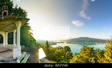 Pörtschach am Wörther See : lac Wörthersee, vue de Pörtschach, Hohe Gloriette à Maria Wörth, tour d'observation Pyramidenkogel, Karawanken montagne Banque D'Images