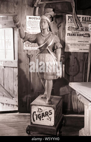 1970 MAGASIN DE CIGARES ANCIENS Bois sculpté INDIENS STATUE D'UN NATIVE AMERICAN WOMAN HOLDING UP UN PAQUET DE TABAC CIGARES - s15949 HAR001 H.A.R.S. B&W AMÉRIQUE DU NORD ANNONCE UN PRÉCIEUX CIGARES TABAC SCULPTURE D'UN CONCEPT CONCEPTUEL PEINT SCULPTÉ DE LA VIE TOUJOURS PERCEVABLE À ROUES BOUTIQUE NATIVE AMERICAN bon sauvage princesse indienne BUNDLE PROMOTION OFFENSIVE CARICATURE SYMBOLIQUE DES CONCEPTS AUTOCHTONES AMÉRICAINS TROTTOIR-OBSTRUCTION STÉRÉOTYPE TABAC Tabac INDIEN DE BOIS NOIR ET BLANC FOLK ART HAR001 REPRÉSENTATION ANCIENNE AUTOCHTONES Banque D'Images
