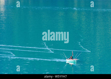 Klagenfurt am Wörthersee : lac Wörthersee, bateau, pêcheur de , Kärnten, Carinthie, Autriche Banque D'Images