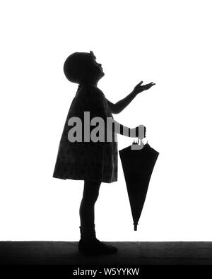 Anonyme 1920 SILHOUETTE DE PETITE FILLE portant chapeau cloche HOLDING AN UMBRELLA MISE À LA MAIN POUR VOIR SI ELLE SE SENT des gouttes de pluie - s1695 HAR001 HARS, STUDIO SHOT VOIR COPIE DE LA VIE DE TOUTE LA LONGUEUR DE L'ESPACE PRENDRE SOIN DES PLUIES SYMBOLES PLEUT CONFIANCE B&W SILHOUETTES DÉCOUVERTE CONTOUR SILHOUETTÉ CLOCHE ELLE À L'ANTICIPATION CONCEPT CONCEPTUEL CONCEPTS SYMBOLIQUES ANONYME ÉLÉGANT COOPÉRATION SI JUVÉNILES KONE GOUTTES NOIR ET BLANC HAR001 old fashioned REPRÉSENTATION DES PRÉCIPITATIONS Banque D'Images