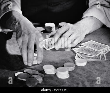 Années 1930 Années 1940 Années 1950 HOMME MAINS GAMBLER JOUER JEU DE CARTES ASSIS À TABLE DE POKER JETONS MAINTENANT SUR LE POINT DE MISE PLACE - s16637 HAR001 HARS COPIE ESPACE PERSONNES MÂLES SYMBOLES PROFESSION RISQUE SUR L'appel de B&W JEU DE POKER CHANCE OBJECTIFS TENTATION DE COMPÉTENCES D'ACTIVITÉ COMPÉTENCES TOXICOMANIE OCCUPATION HIGH ANGLE PASSE-TEMPS D'AVENTURE D'INTÉRÊT Stratégie CARRIÈRES EXCITATION PASSE-TEMPS PASSE-TEMPS PLAISIR À SAVOIR LA CHANCE D'OCCASION AUX PROFESSIONS CONCEPT CONCEPTUEL STILL LIFE CARD JEUX GAMBLE PERDRE PARI CONCEPTS SYMBOLIQUES ADULTES MI-homme mi-RELAXATION ADULTES AMATEURS DE PARI PARI NOIR ET BLANC PORTRAIT DE L'ORIGINE ETHNIQUE Banque D'Images