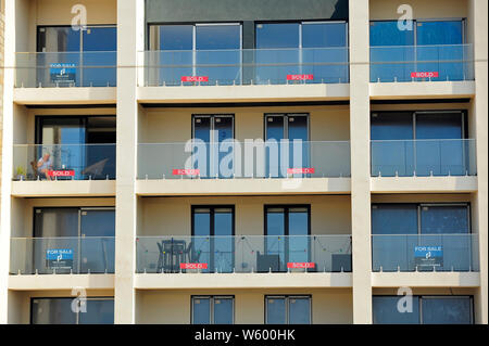 Nouveau bloc d'appartement avec appartements montrant à la fois vendus et à vendre des signes Banque D'Images