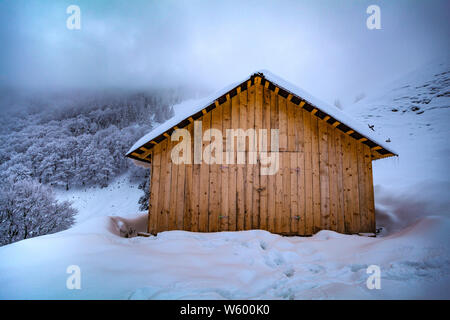 Étable ou bergerie en hiver beau paysage Banque D'Images