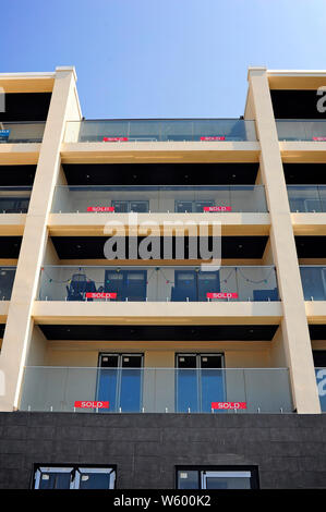 Nouveau bloc d'appartement avec appartements montrant des signes vendu Banque D'Images