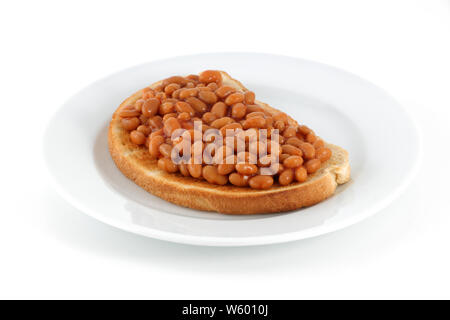 Plat de haricots sur toast isolated on white Banque D'Images