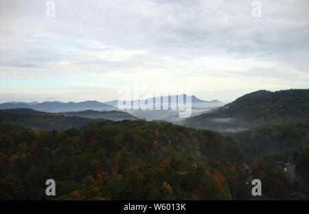 Automne au Tennessee : Matin brumeux dans les contreforts des montagnes Smoky Banque D'Images