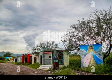 Des chapelles avec des images religieuses avec l'image de la Vierge Marie, Jésus Christ et. Saint Jude sur la route de Nogales, Sonora, Mexique . Capillas con Imagenes religiosas con la imagen de la Virgen Maria, y Jesucristo. saint Jude en el Camino de carretera hacia Nogales, Sonora, Mexique Banque D'Images