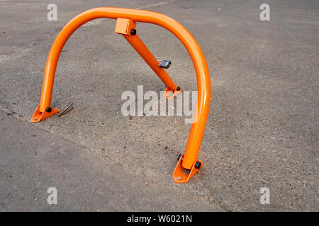 Barrière de parking route orange monté sur l'asphalte Banque D'Images