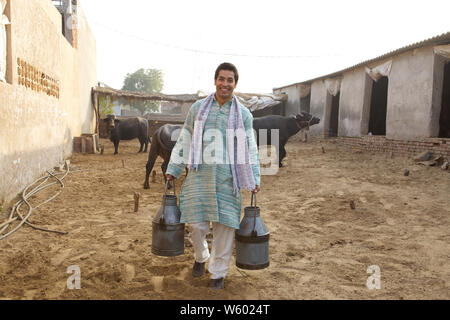 Milkman avec des churnes de lait Banque D'Images
