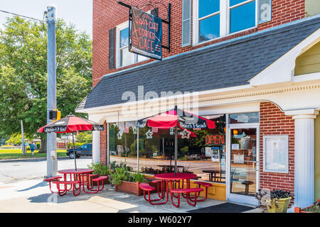 SPINDALE, NC, USA-27 Juillet 19 : Spin City Corner Cafe établit sur la rue Main sur un bloc de bâtiments historiques. Banque D'Images