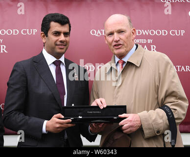 Goodwood Race Course, Chichester, Royaume-Uni. 30 juillet, 2019. Le Qatar Goodwood Festival ; le premier jour ; la race 4, la Qatar Goodwood Cup Stakes, Stradivarius remporte le Qatar Goodwood Cup Stakes monté par Frankie Dettori, John Gosden formateur présentation lauréats reçoit sa médaille : Action Crédit Plus Sport/Alamy Live News Banque D'Images