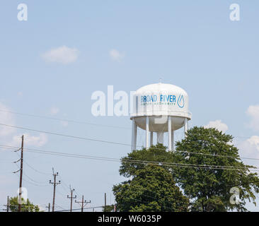 SPINDALE, NC, USA-27 Juillet 19 : réservoir d'eau d'eau de la rivière large est l'Autorité sur la ville de Spindale, NC. Banque D'Images