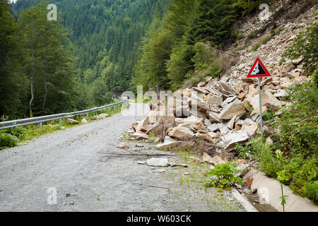 Bien prédit la chute de rochers risque danger zone route Banque D'Images