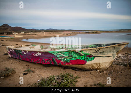 Botes de pesca y panga en la playa de Punta Chueca, Sonora, Mexique. Algarve : pueblo o Concaac Seri située entre el desierto y la isla del tiburón en el Golfo de Californie. (Photo:Luis Gutierrez/ NortePhoto.com) pclaves : Banque D'Images