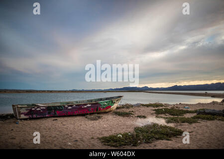 Botes de pesca y panga en la playa de Punta Chueca, Sonora, Mexique. Algarve : pueblo o Concaac Seri située entre el desierto y la isla del tiburón en el Golfo de Californie. (Photo:Luis Gutierrez/ NortePhoto.com) pclaves : Banque D'Images