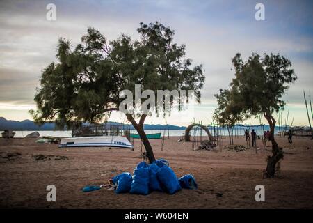 Botes de pesca y panga en la playa de Punta Chueca, Sonora, Mexique. Algarve : pueblo o Concaac Seri située entre el desierto y la isla del tiburón en el Golfo de Californie. (Photo:Luis Gutierrez/ NortePhoto.com) pclaves : Banque D'Images