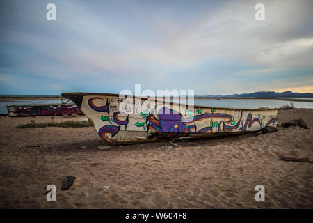 Botes de pesca y panga en la playa de Punta Chueca, Sonora, Mexique. Algarve : pueblo o Concaac Seri située entre el desierto y la isla del tiburón en el Golfo de Californie. (Photo:Luis Gutierrez/ NortePhoto.com) pclaves : Banque D'Images