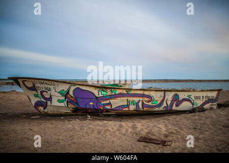 Botes de pesca y panga en la playa de Punta Chueca, Sonora, Mexique. Algarve : pueblo o Concaac Seri située entre el desierto y la isla del tiburón en el Golfo de Californie. (Photo:Luis Gutierrez/ NortePhoto.com) pclaves : Banque D'Images