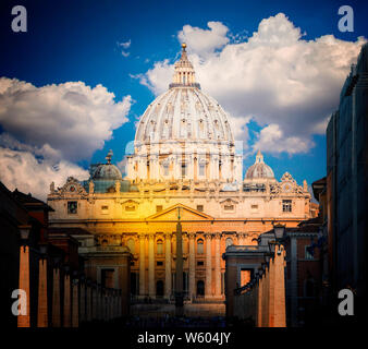 Vue du dôme de Saint Pierre et du Vatican à Rome au coucher du soleil. Derrière le temple est le bleu du ciel. Le Vatican est l'état le plus important dans le monde. Banque D'Images