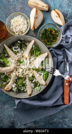 Régime céto. Salade avec du fromage cottage, Romano, feuilles de poires douces et de fromage. Shot verticale Banque D'Images