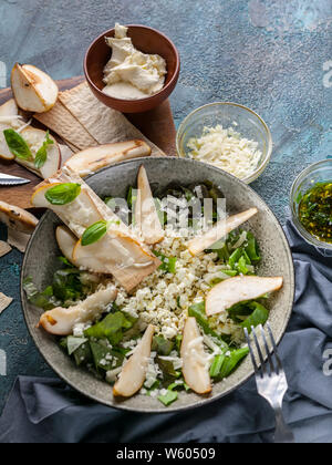 Régime céto. Salade avec du fromage cottage, Romano, feuilles de poires douces et de fromage. Des biscuits au fromage à la crème avec des tranches de poire. Shot verticale Banque D'Images