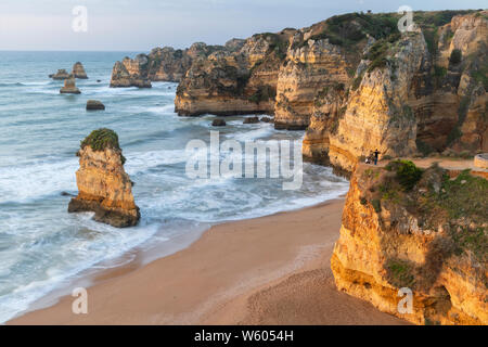 L'Europe, de la péninsule ibérique, le Portugal, Algarve, Lagos, baech et falaises Banque D'Images